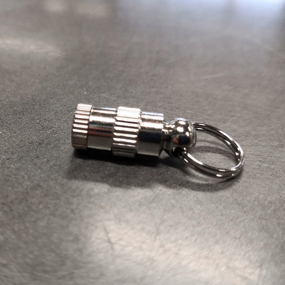 Osoiteputki avainlenkillä ja paperilla